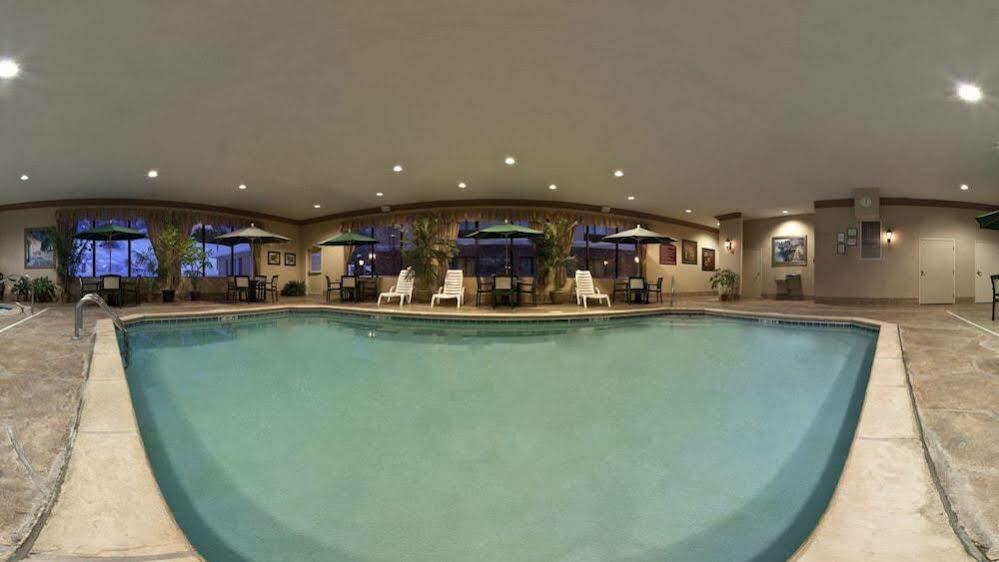 Holiday Inn Express & Suites - Sharon-Hermitage By Ihg West Middlesex Exterior foto
